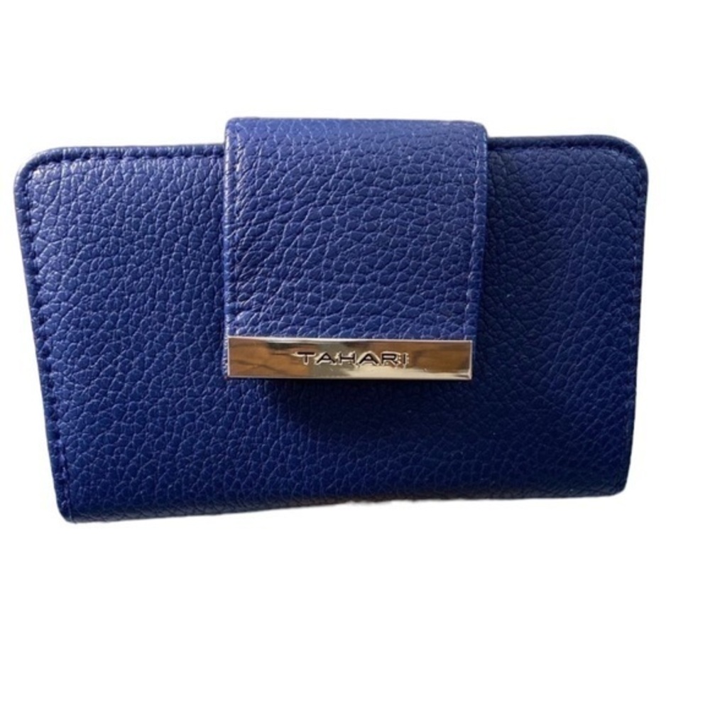 Tahari wallet beautiful blue💙💙💙 measurements: 6” length and 4.5” width